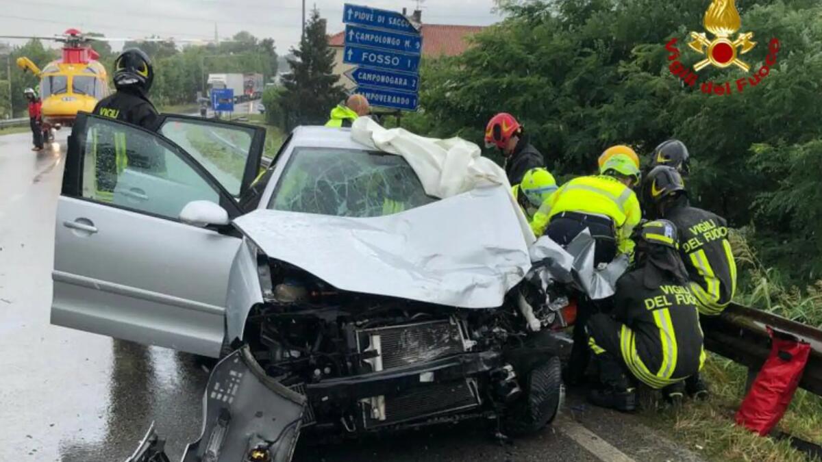 Violento scontro tra un'auto e un mezzo pesante: 3 feriti tra cui un minore - 