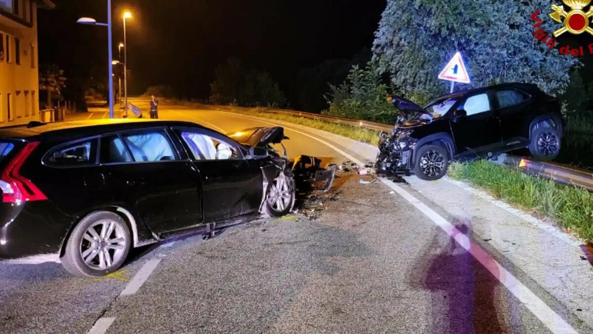 Concordia Sagittaria. Pauroso frontale tra due auto: 7 feriti, uno è grave. Auto in bilico sul guard rail - 