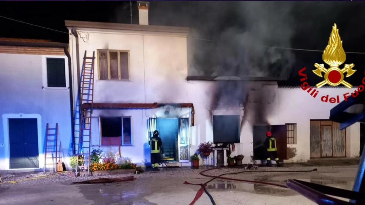 Incendio divampa nell’abitazione. Scatta l’allarme: anziana salvata dai familiari - 