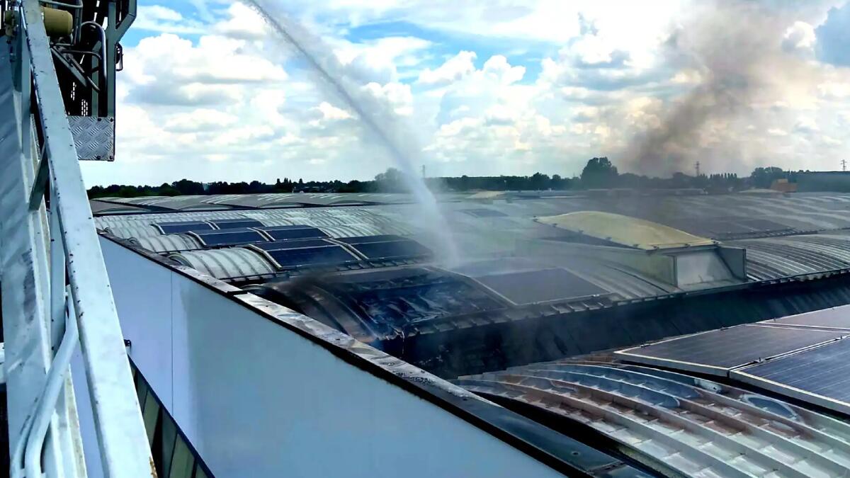 A fuoco i pannelli fotovoltaici: brucia il tetto di un capannone - 