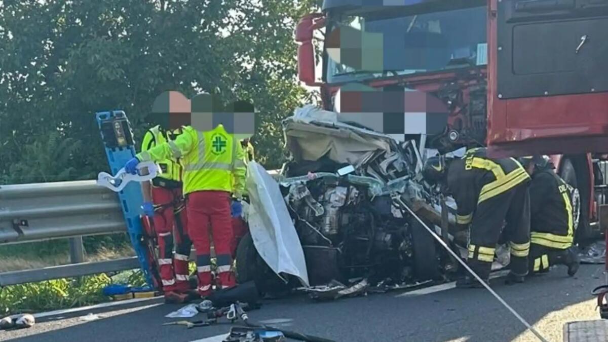 Autocisterna piomba contro 5 auto in A4: un ferito grave - 