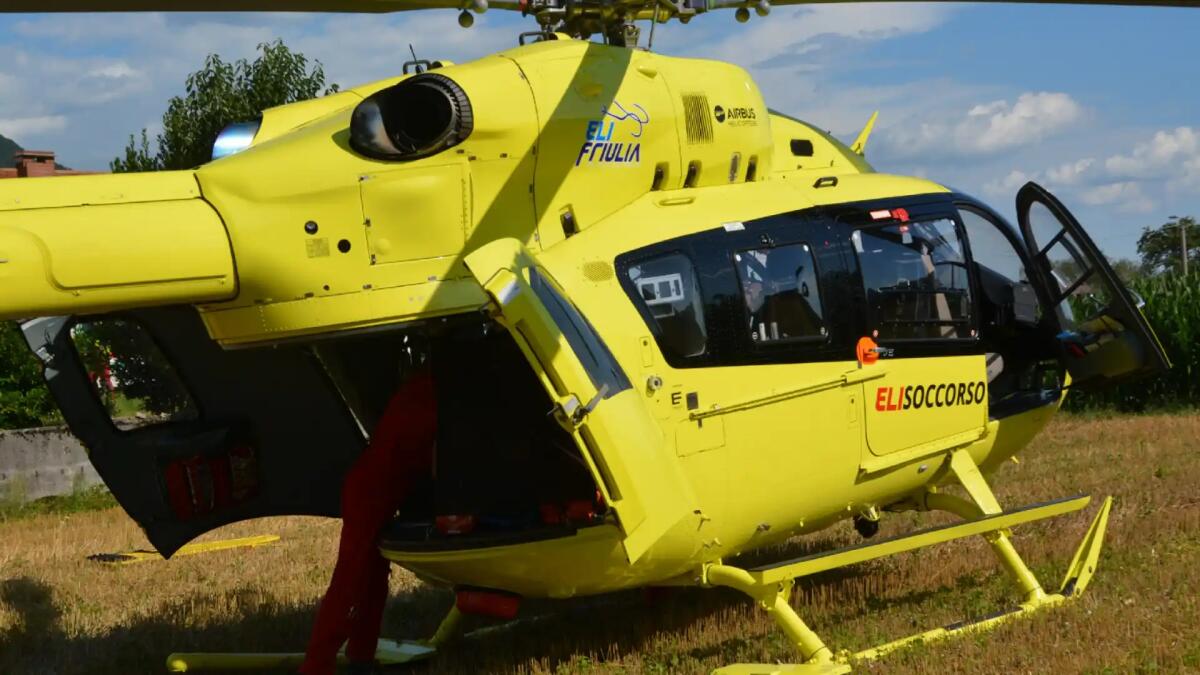 Malore al volante lungo la Palmarina, auto fuori strada: grave 52enne - 