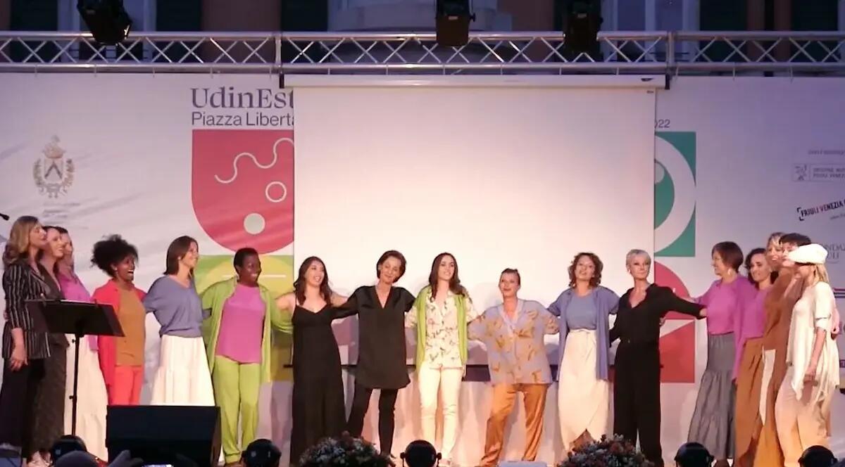 Andos Udine, medici e pazienti oncologiche sfilano in Piazza Libertà contro il tumore al seno - 