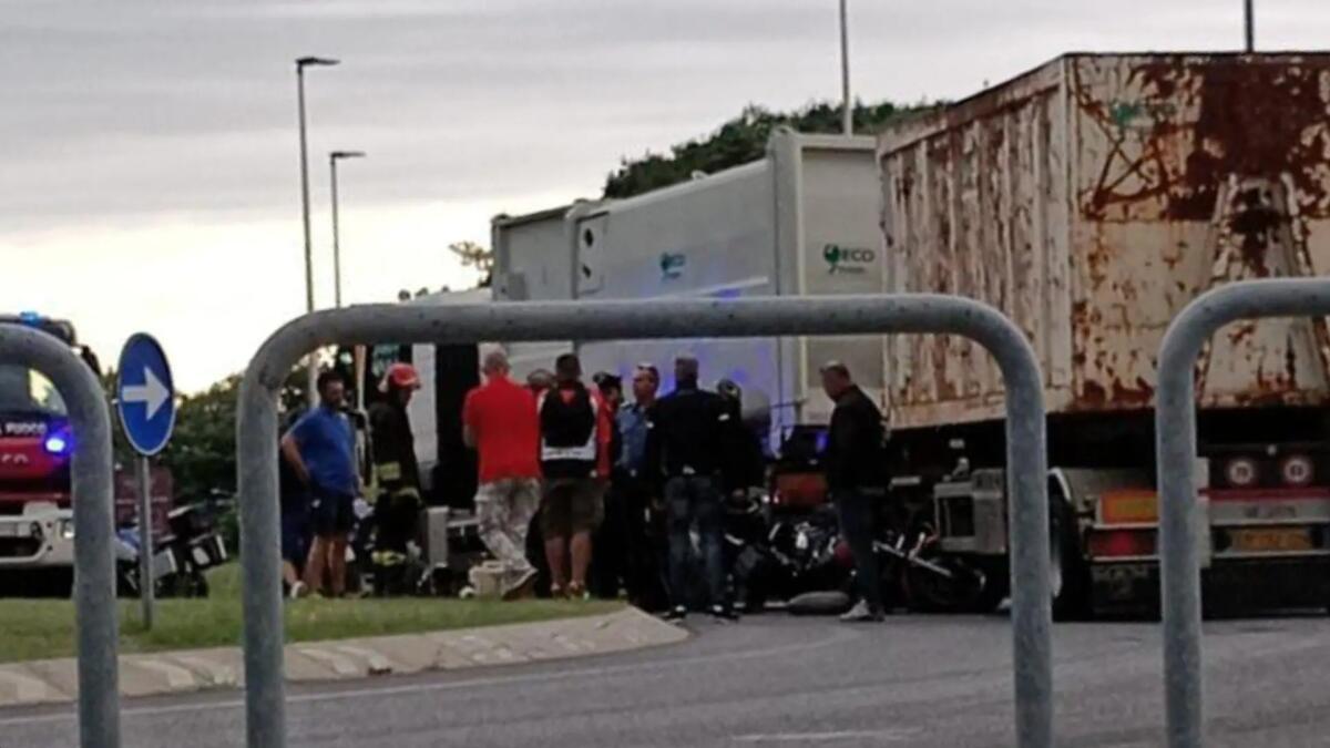 Incidente a Manzano, scontro tra moto e mezzo pesante: grave il centauro - 