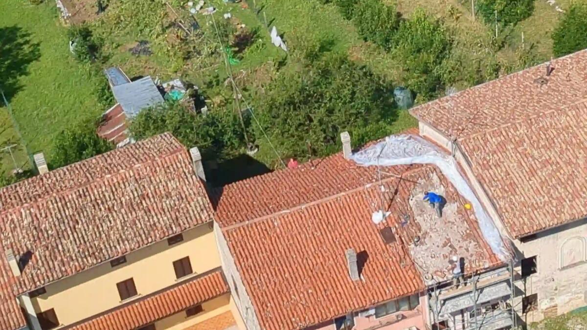 Cade dalla tettoia a Pocenia e vola per 6 metri: grave un uomo - 