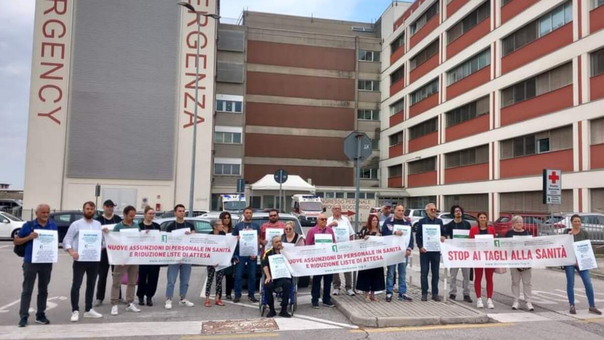 Latisana. Infermieri in fuga e liste di attesa infinite: Flash mob davanti all'ospedale - 