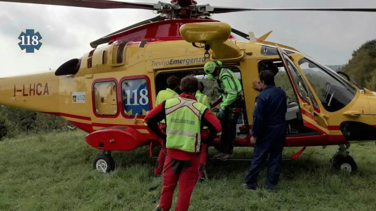 Colpita da malore sul sentiero, il marito dà l'allarme. Grave una 48enne - 