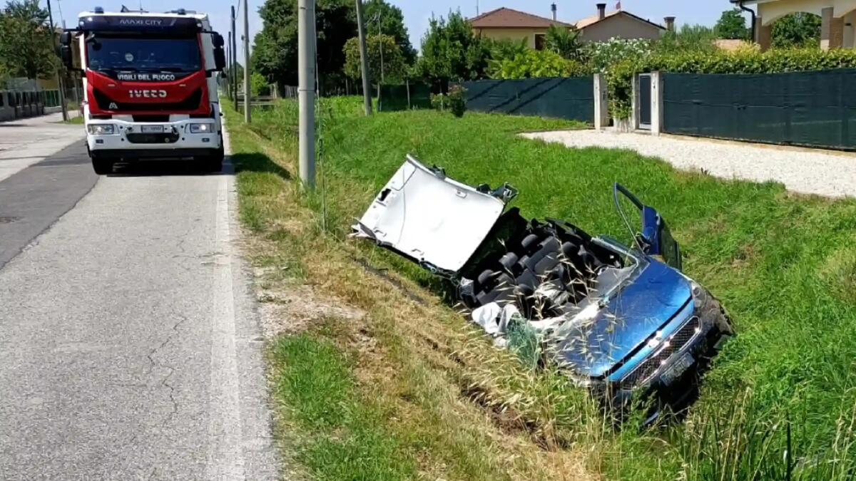 Finiscono fuori strada con l'auto nel fossato: due feriti - 