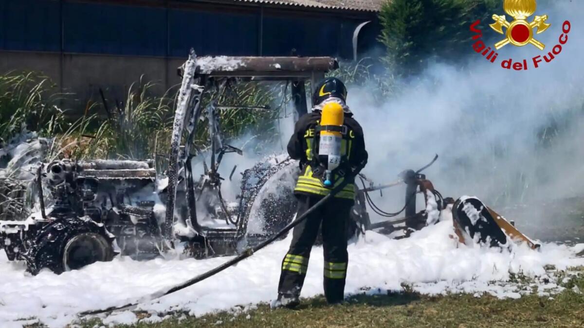 Incendio in un campo, a fuoco il trattore agricolo: distrutto, nessun ferito - 