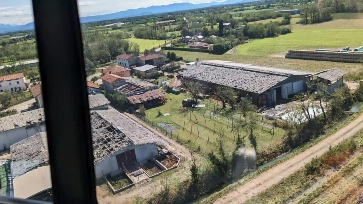 Cade dall'alto da un macchinario mentre lavora a Trivignano Udinese: grave un 70enne -