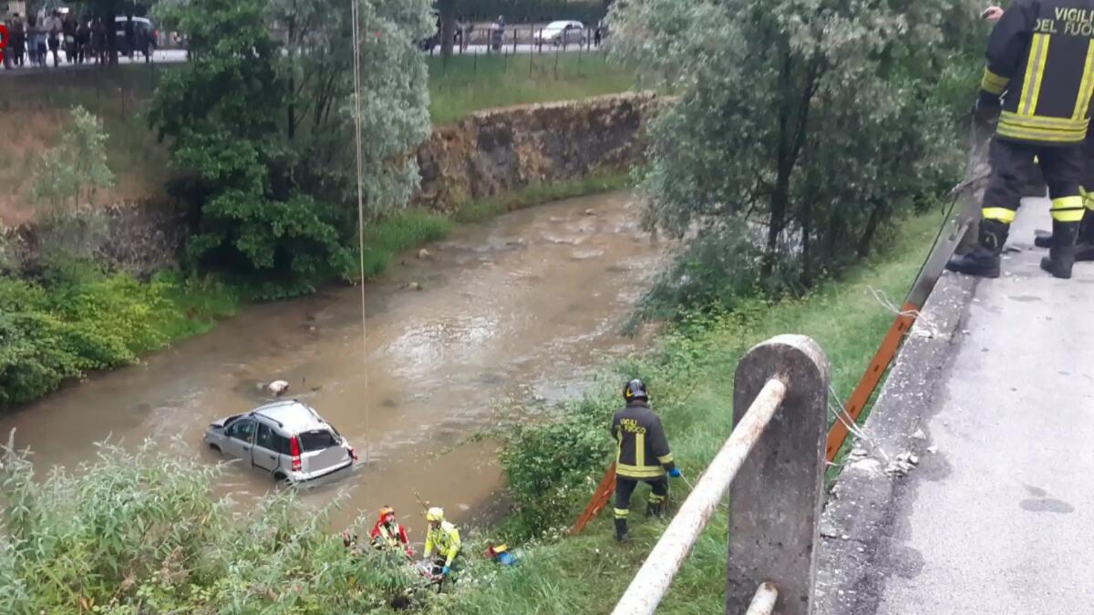Perde il controllo dell'auto e finisce nel fiume: gravissimo il conducente - 