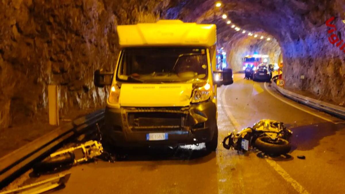 Violento scontro in galleria: centauro gravissimo e 3 bimbi feriti sotto choc - 