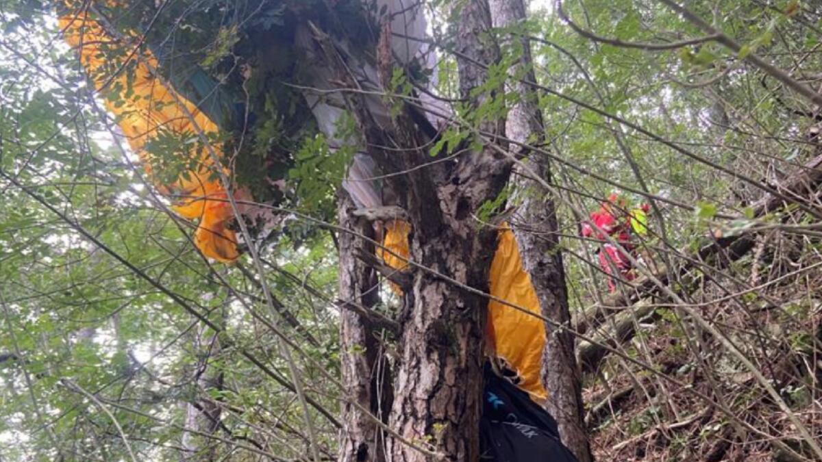 Precipita col parapendio, morta pilota 36enne. Il marito la seguiva via radio - 