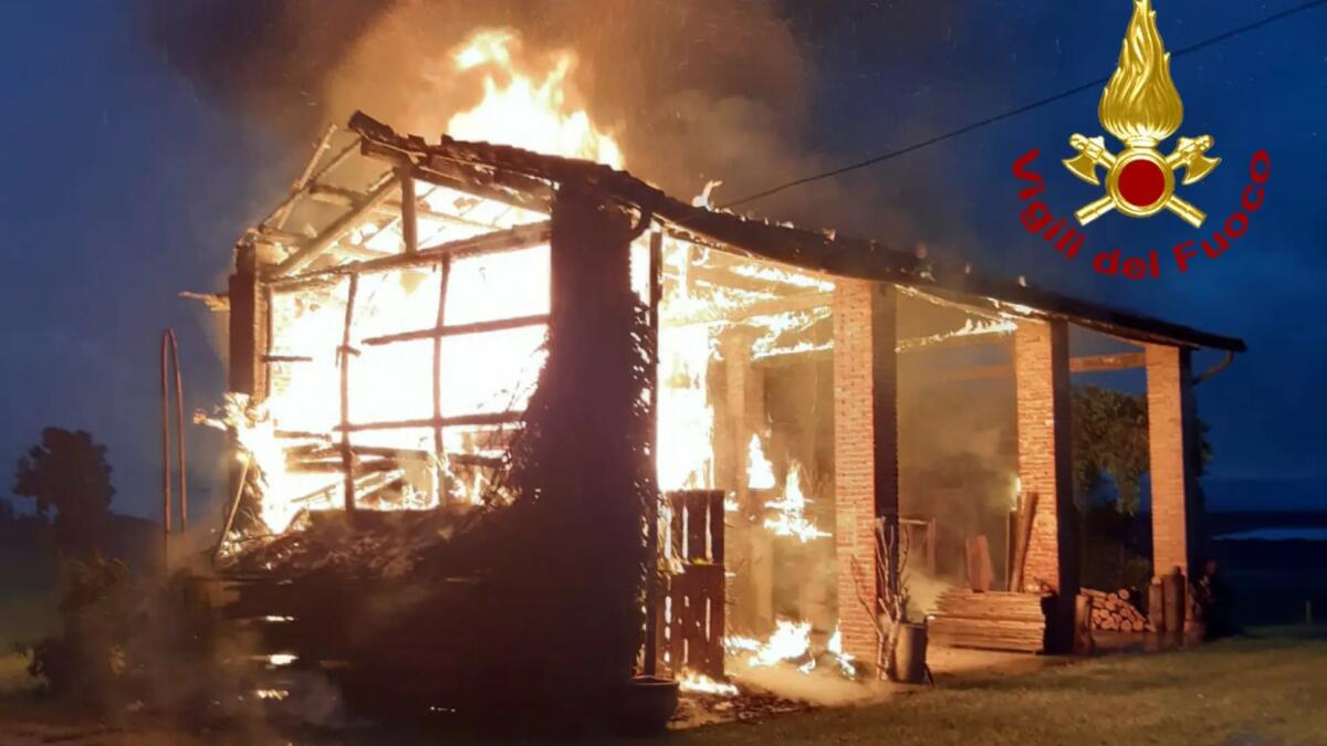 Violento temporale, fulmine centra un edificio rurale: distrutto - 