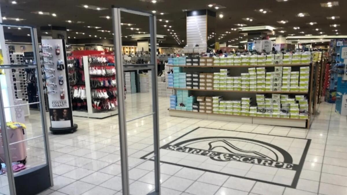 Ruba scarpe in un negozio del Città Fiera: arrestato 35enne nigeriano -