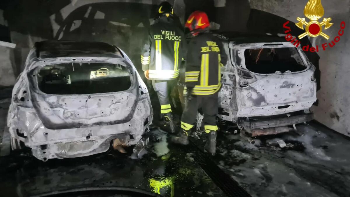 Fiamme e paura nella notte: distrutte due auto in una rimessa - 
