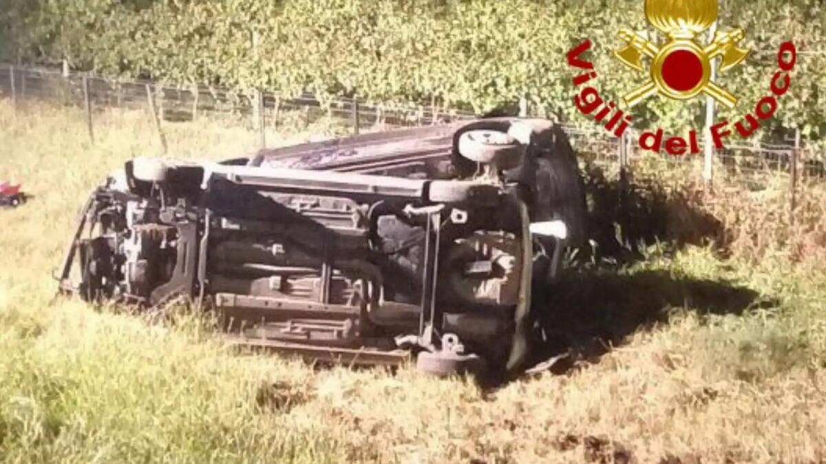 Due auto si scontrano poi si rovesciano lungo l'autostrada: feriti i conducenti - 