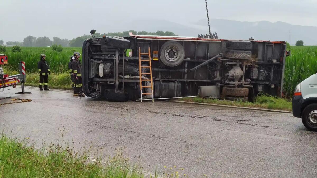 Tavagnacco, mezzo pesante si ribalta sulla SS13: strada chiusa e rallentamenti - 