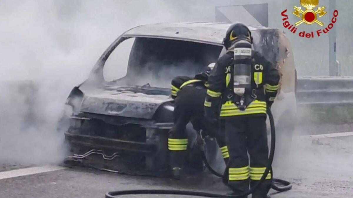 Autovettura in fiamme a Fontanafredda sullo svincolo autostradale A28 - 