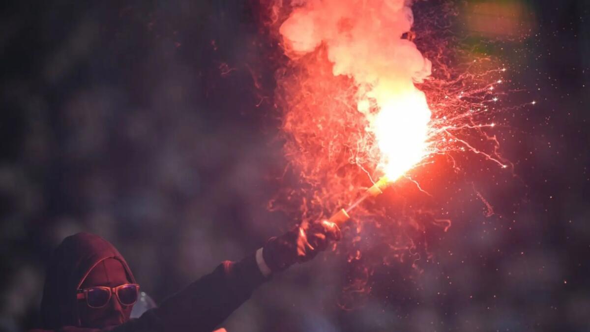 Petardi e fumogeni feriscono 2 bambini e 1 adulto: Daspo ai 5 responsabili - 