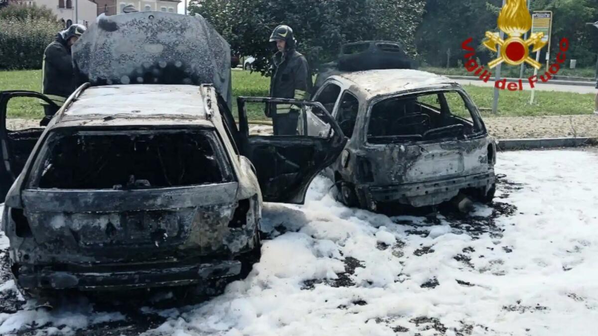 Mercedes a fuoco all'improvviso, danneggiate anche altre due vetture - 