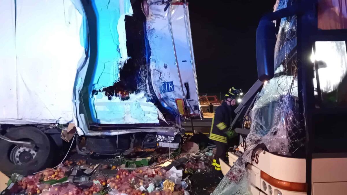 Maxi schianto tra una corriera e un mezzo pesante in A4: 3 persone in pericolo di vita - 