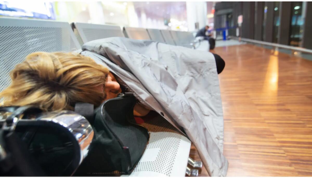 Volo con 13 ore di ritardo: incubo per 160 passeggeri bloccati a Ronchi - 