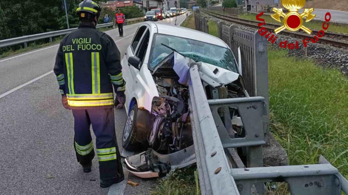 Centra la cuspide del guardrail con la Fiat Panda: ferita una donna - 