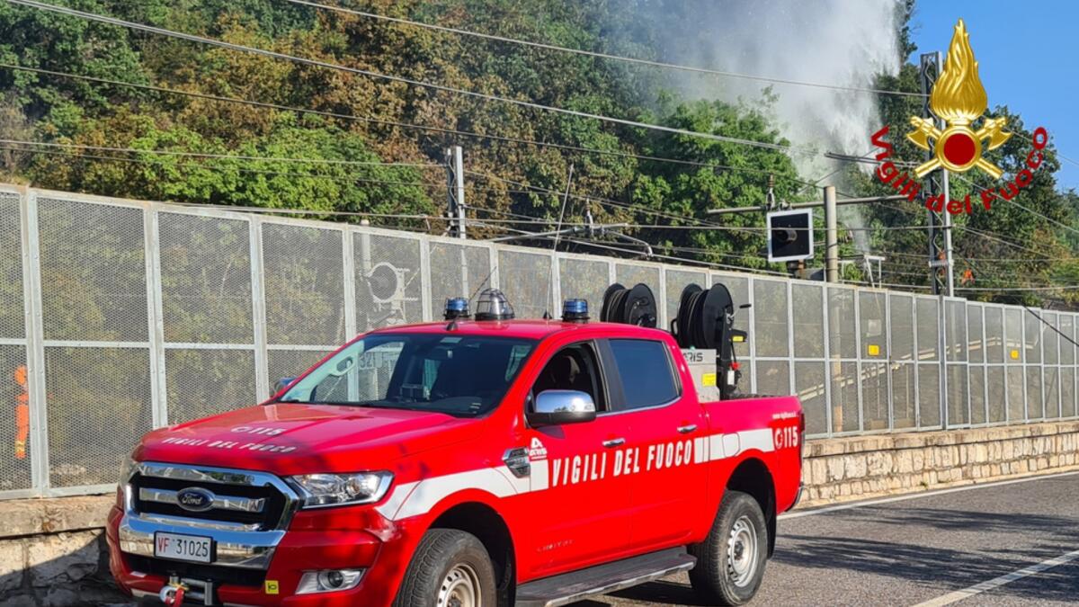 Incendio boschivo minaccia la linea ferroviaria: treni fermi - 