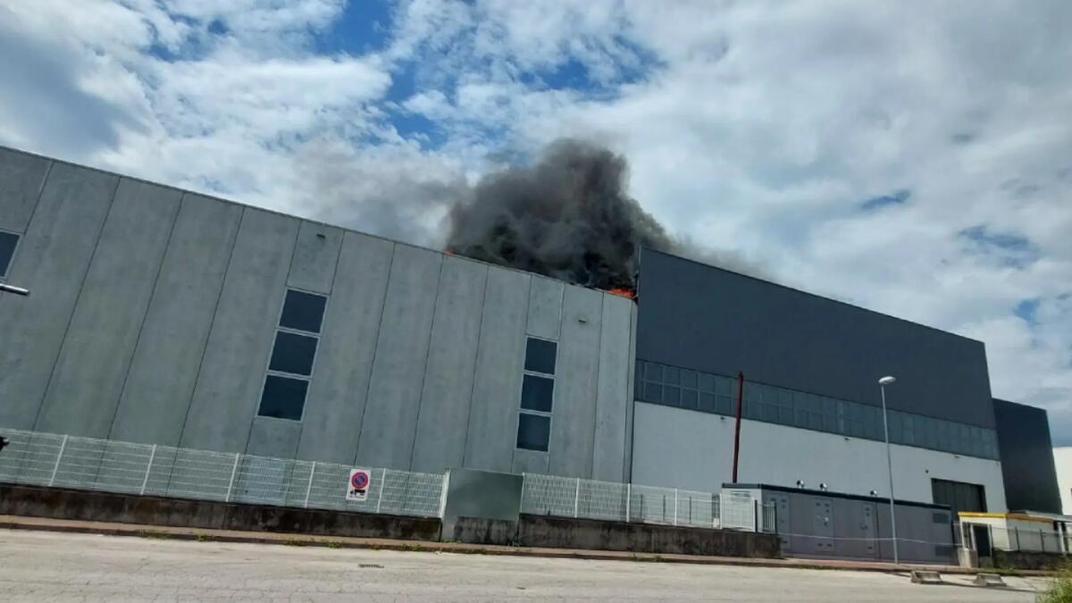 In fiamme l'impianto fotovoltaico di un'azienda metalmeccanica: i pompieri limitano i danni - 
