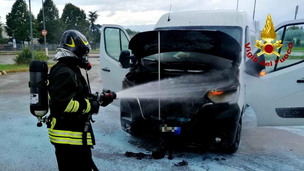 Furgone in fiamme a Cordenons vicino al distributore di benzina - 