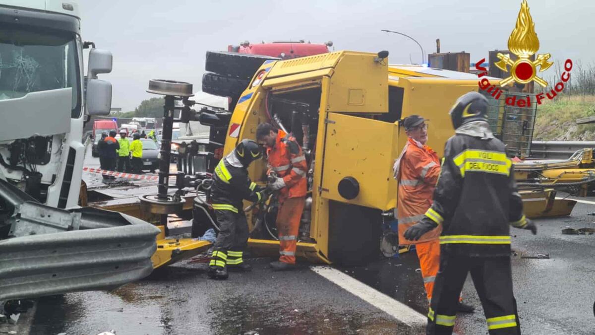 Duino, scontro tra auto e mezzo pesante in A4: autista incastrato e ferito - 