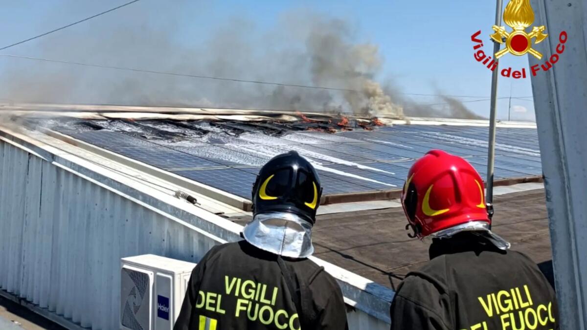 San Vito al Tagliamento. Si incendiano i pannelli fotovoltaici, a fuoco il tetto dell'azienda - 