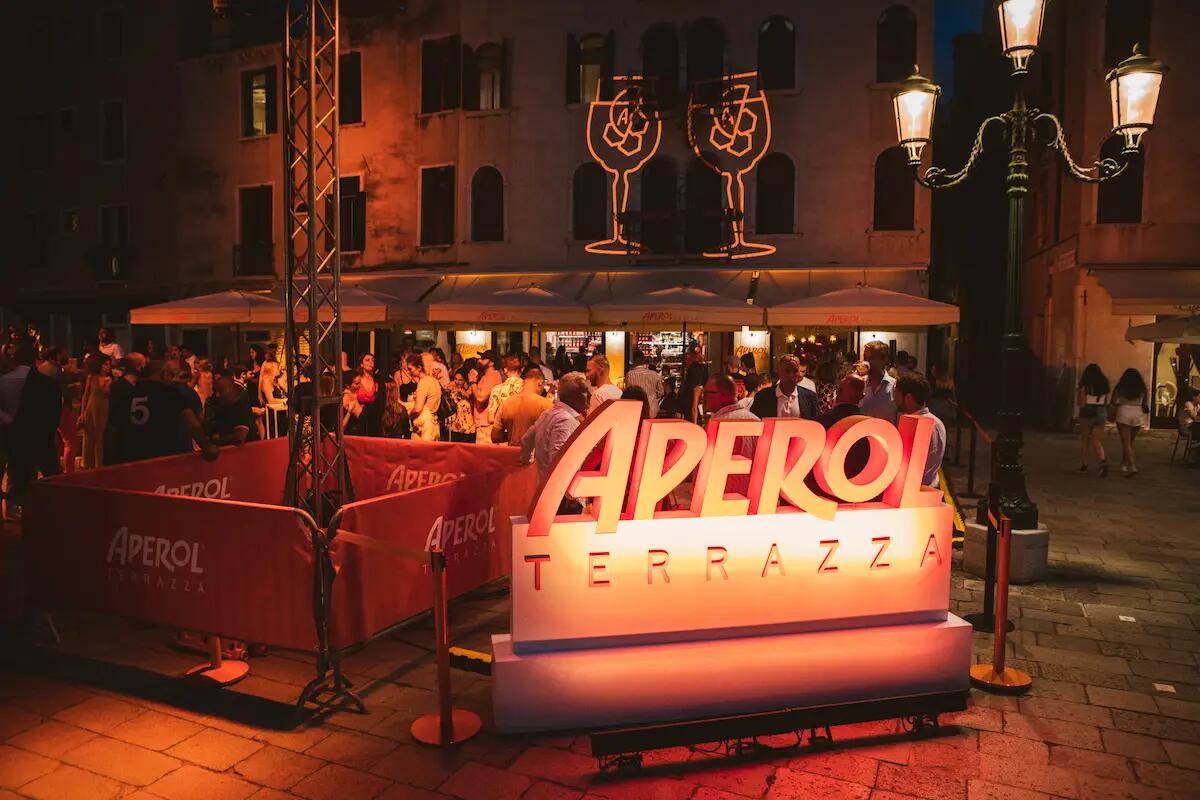 Venezia si tinge di arancione per il secondo compleanno di Terrazza Aperol -