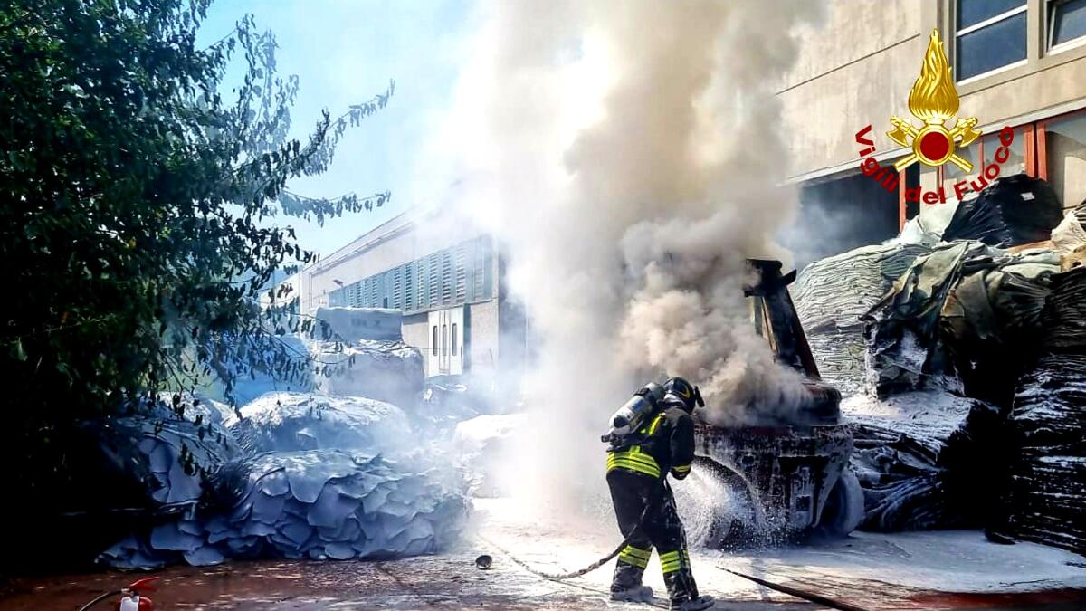 Paura in una conceria: muletto avvolto dalle fiamme, operatore in salvo - 