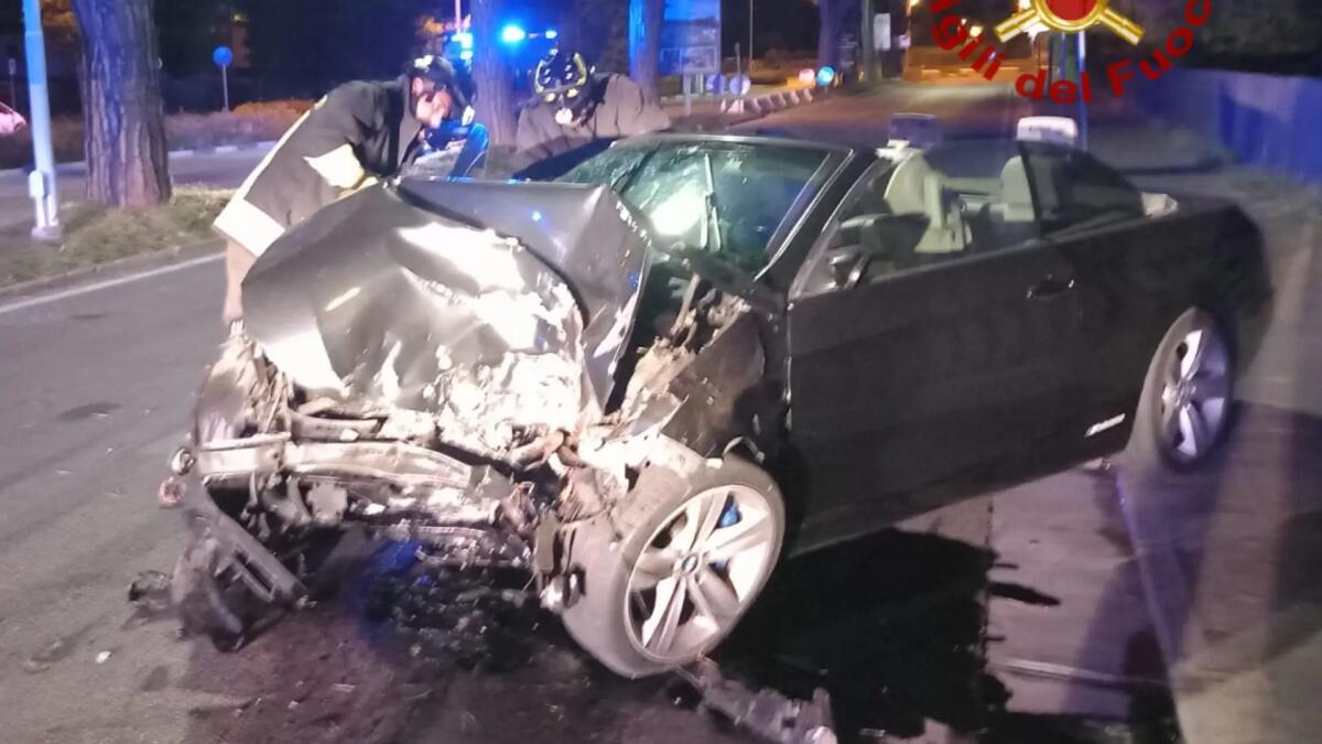 Schianto a Jesolo, il conducente si allontana lasciando un ferito nell'auto - 