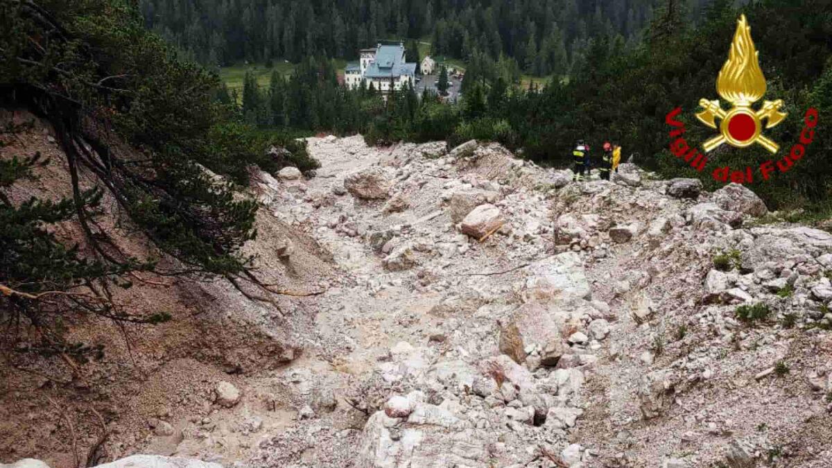 Maltempo, Cortina d'Ampezzo: frana a Passo Tre Croci, evacuate 70 persone - 