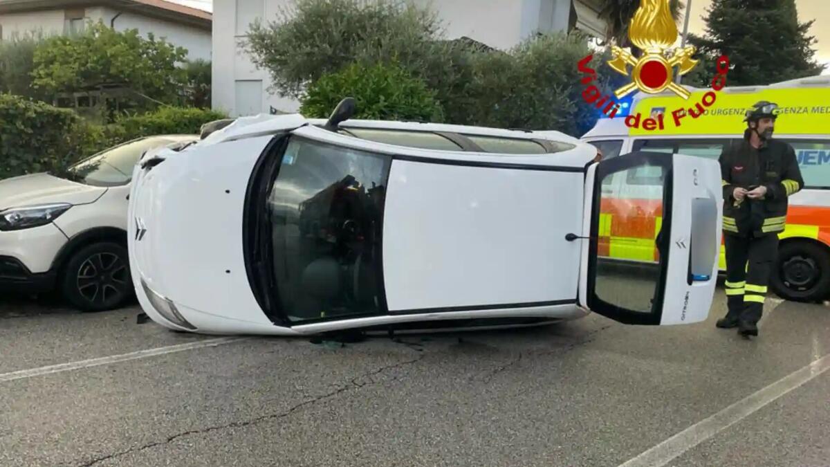 Si ribalta con l'auto e piomba contro le vetture parcheggiate: ferita una donna - 