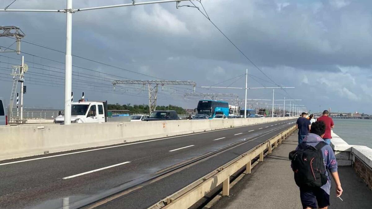 Incidente sul Ponte della Libertà: schianto in moto, morta una 31enne - 