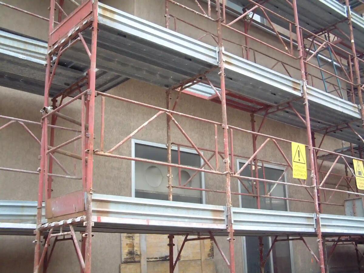 Pozzuolo del Friuli. Cade da un'impalcatura: operaio vola per 4 metri. E' grave - 