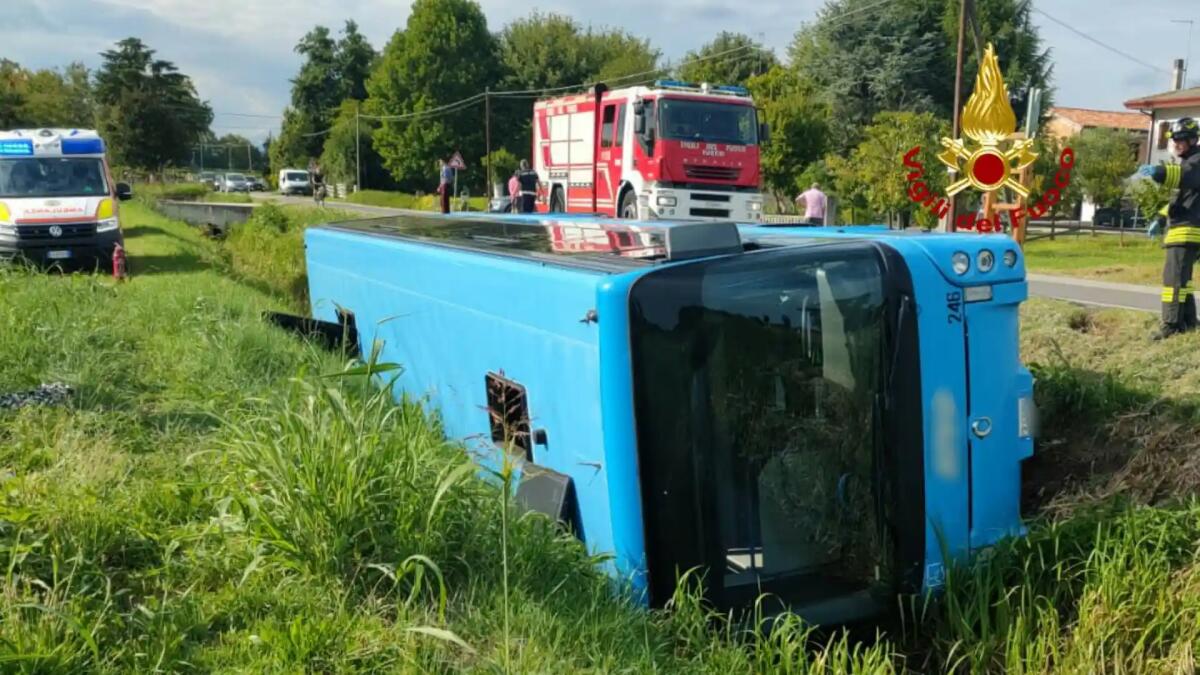 Incidente a Spercenigo, Autobus Atvo finisce nel fosso: 4 feriti, 10 persone coinvolte - 