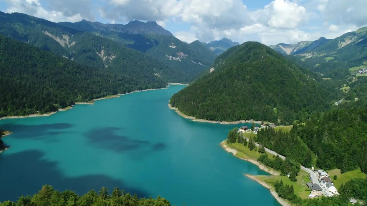 Tra le Montagne Friulane c’è questo incredibile lago che ti incanterà - 