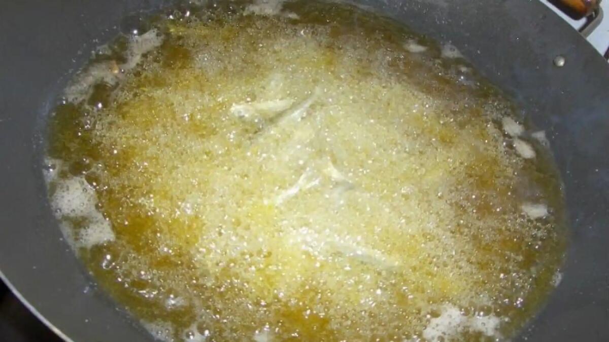 Lignano, maneggia la pentola con l'olio bollente in ristorante: donna gravemente ustionata - 