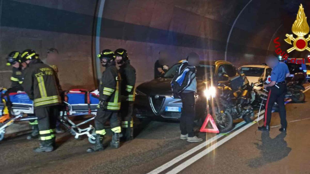 Terribile scontro in galleria fra tre moto e tre auto: feriti due centauri - 