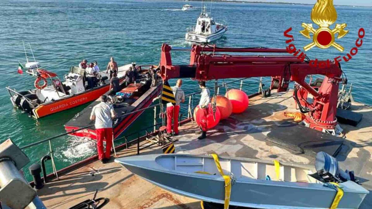 Si rovescia un barchino, 3 persone soccorse dai natanti di passaggio - 