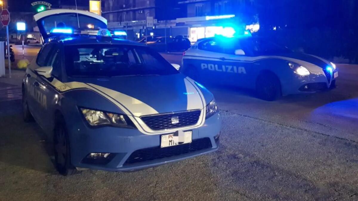 Aggrappata al cornicione si lascia cadere, poliziotto l'afferra al volo e la salva - 