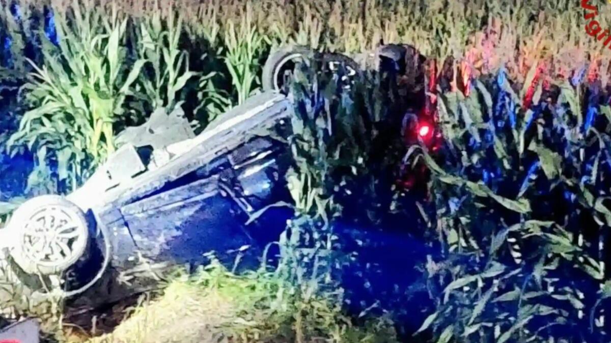 Grave scontro frontale tra due auto nella notte: tre persone ferite -