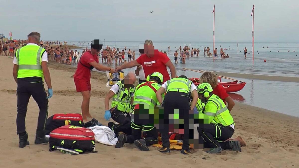 Bimbo di 6 anni si allontana dai genitori e annega in mare -