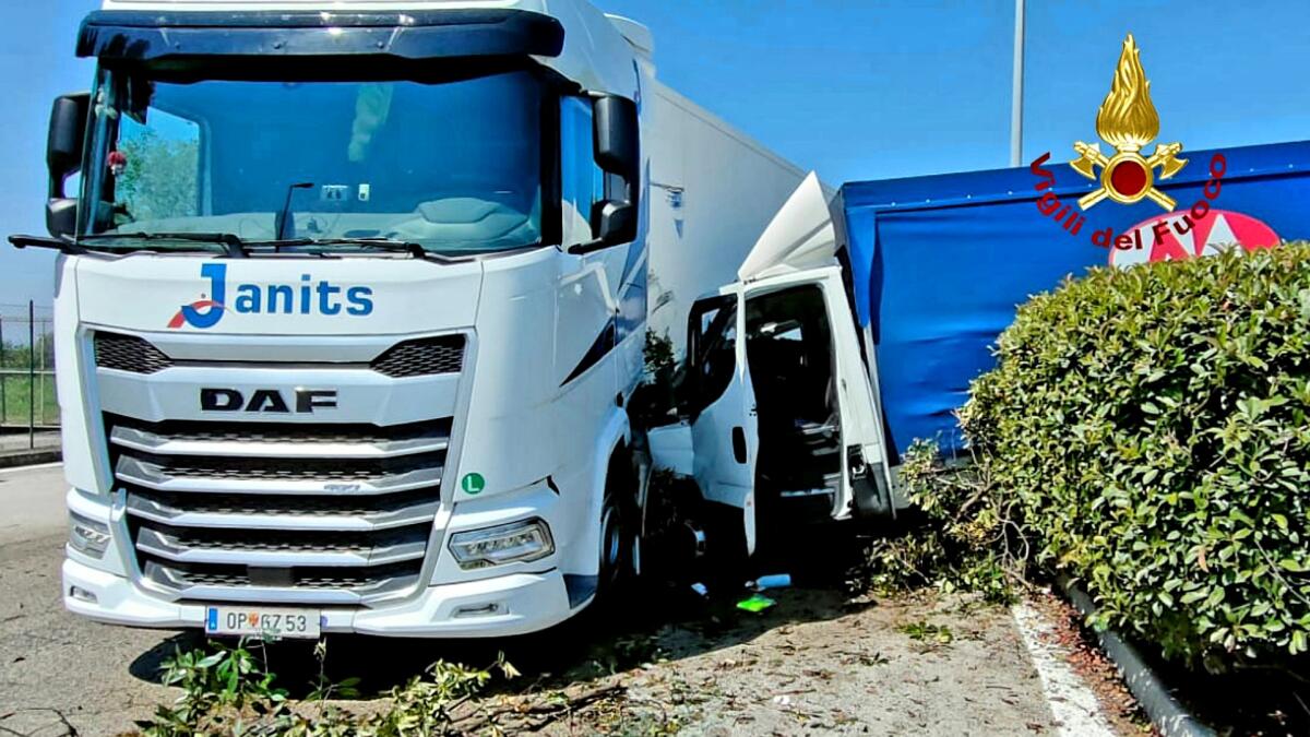 Malore al volante del camion, piomba contro un TIR in sosta - 