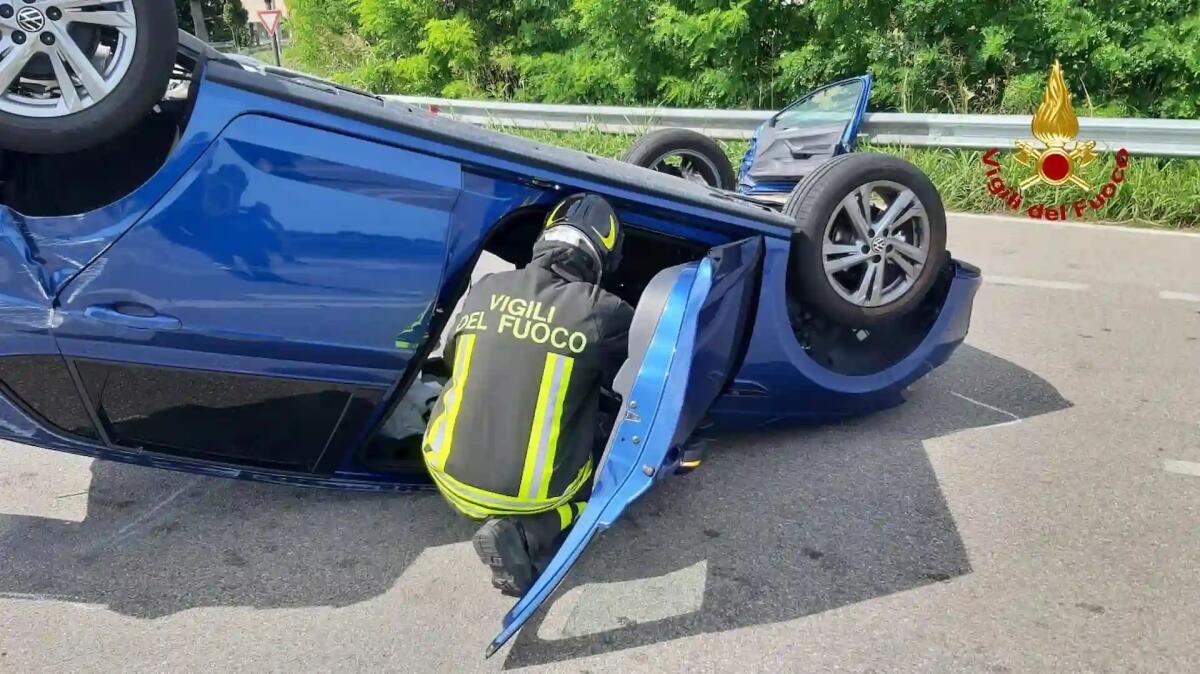 Incidente a Cavarzere. Scontro tra auto, una si ribalta: grave una donna - 